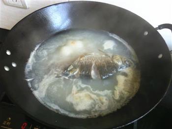 金针菇鲫鱼汤怎么做，金针菇鲫鱼汤怎么做好吃，金针菇鲫鱼汤做法