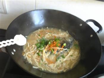 金针菇鲫鱼汤怎么做，金针菇鲫鱼汤怎么做好吃，金针菇鲫鱼汤做法