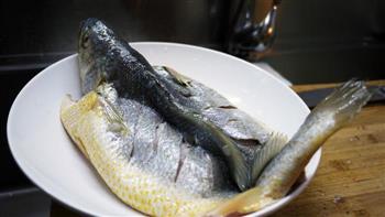 西班牙火腿蒸桂花黃魚怎么做，西班牙火腿蒸桂花黃魚怎么做好吃，西班牙火腿蒸桂花黃魚做法