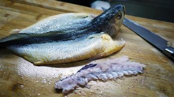 西班牙火腿蒸桂花黃魚怎么做，西班牙火腿蒸桂花黃魚怎么做好吃，西班牙火腿蒸桂花黃魚做法