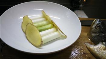 西班牙火腿蒸桂花黃魚怎么做，西班牙火腿蒸桂花黃魚怎么做好吃，西班牙火腿蒸桂花黃魚做法