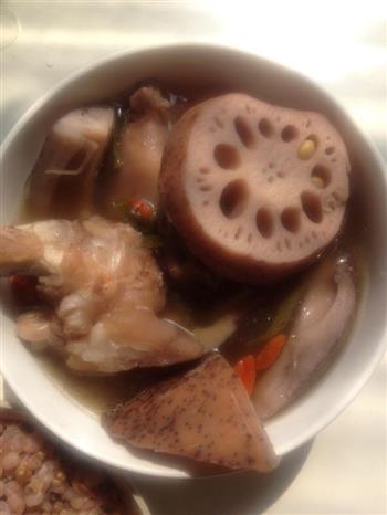 猪脚黄豆莲藕炖汤怎么做，猪脚黄豆莲藕炖汤怎么做好吃，猪脚黄豆莲藕炖汤做法