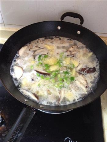 鸡蛋糕肉丸子香菇汤怎么做，鸡蛋糕肉丸子香菇汤怎么做好吃，鸡蛋糕肉丸子香菇汤做法