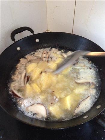 鸡蛋糕肉丸子香菇汤怎么做，鸡蛋糕肉丸子香菇汤怎么做好吃，鸡蛋糕肉丸子香菇汤做法