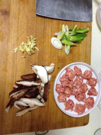 鸡蛋糕肉丸子香菇汤怎么做，鸡蛋糕肉丸子香菇汤怎么做好吃，鸡蛋糕肉丸子香菇汤做法