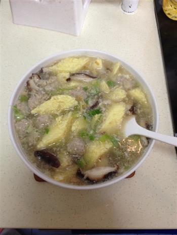 鸡蛋糕肉丸子香菇汤怎么做，鸡蛋糕肉丸子香菇汤怎么做好吃，鸡蛋糕肉丸子香菇汤做法
