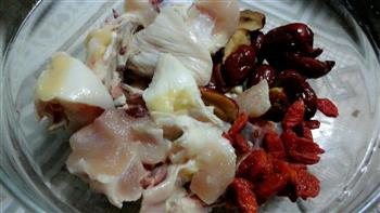 红枣枸杞冬菇鸡汤怎么做，红枣枸杞冬菇鸡汤怎么做好吃，红枣枸杞冬菇鸡汤做法