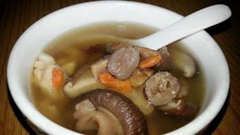 红枣枸杞冬菇鸡汤怎么做，红枣枸杞冬菇鸡汤怎么做好吃，红枣枸杞冬菇鸡汤做法