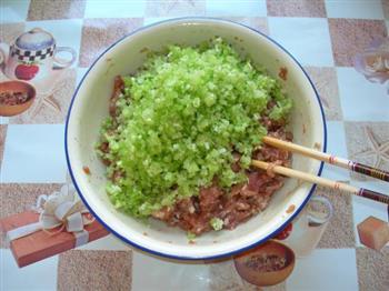 芹菜肉馅包子怎么做，芹菜肉馅包子怎么做好吃，芹菜肉馅包子做法