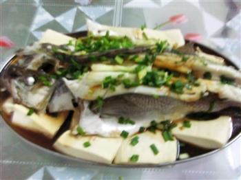 鲈鱼蒸豆腐怎么做，鲈鱼蒸豆腐怎么做好吃，鲈鱼蒸豆腐做法