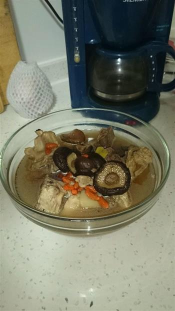 香菇腔骨汤怎么做，香菇腔骨汤怎么做好吃，香菇腔骨汤做法