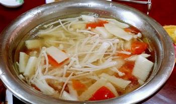 金针菇春笋汤怎么做，金针菇春笋汤怎么做好吃，金针菇春笋汤做法