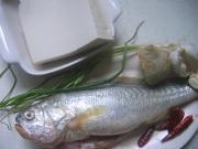 黄鱼炖豆腐怎么做，黄鱼炖豆腐怎么做好吃，黄鱼炖豆腐做法