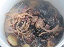 养生排骨菌汤怎么做，养生排骨菌汤怎么做好吃，养生排骨菌汤做法