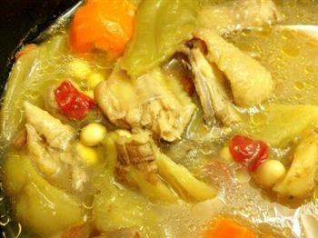 苦瓜黄豆炖鸡汤怎么做，苦瓜黄豆炖鸡汤怎么做好吃，苦瓜黄豆炖鸡汤做法