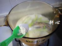 萝卜芹菜鲫鱼汤怎么做，萝卜芹菜鲫鱼汤怎么做好吃，萝卜芹菜鲫鱼汤做法