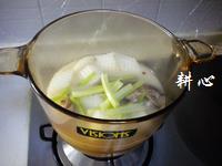 萝卜芹菜鲫鱼汤怎么做，萝卜芹菜鲫鱼汤怎么做好吃，萝卜芹菜鲫鱼汤做法