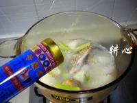 萝卜芹菜鲫鱼汤怎么做，萝卜芹菜鲫鱼汤怎么做好吃，萝卜芹菜鲫鱼汤做法