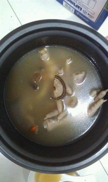 电饭锅香菇枸杞凤爪汤怎么做，电饭锅香菇枸杞凤爪汤怎么做好吃，电饭锅香菇枸杞凤爪汤做法