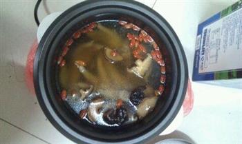 电饭锅香菇枸杞凤爪汤怎么做，电饭锅香菇枸杞凤爪汤怎么做好吃，电饭锅香菇枸杞凤爪汤做法