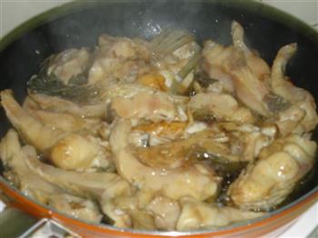 酸笋泡椒焖鱼怎么做，酸笋泡椒焖鱼怎么做好吃，酸笋泡椒焖鱼做法