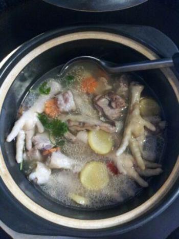 排骨鸡爪汤怎么做，排骨鸡爪汤怎么做好吃，排骨鸡爪汤做法