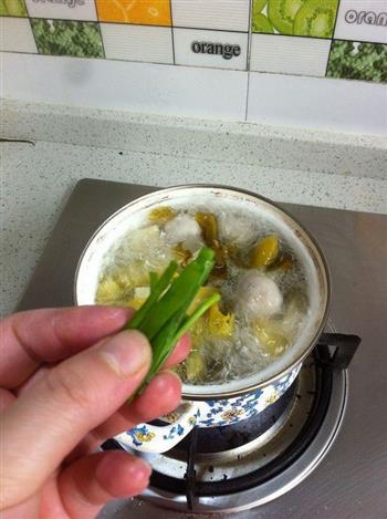 酸菜豆腐猪肉丸汤怎么做，酸菜豆腐猪肉丸汤怎么做好吃，酸菜豆腐猪肉丸汤做法