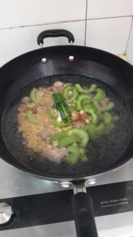 清甜苦瓜排骨汤怎么做，清甜苦瓜排骨汤怎么做好吃，清甜苦瓜排骨汤做法