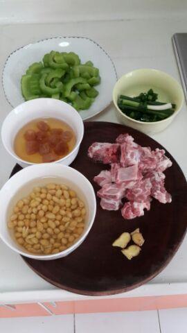 清甜苦瓜排骨汤怎么做，清甜苦瓜排骨汤怎么做好吃，清甜苦瓜排骨汤做法