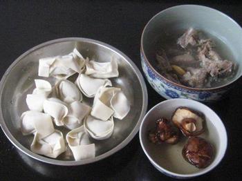 香菇排骨汤馄饨怎么做，香菇排骨汤馄饨怎么做好吃，香菇排骨汤馄饨做法
