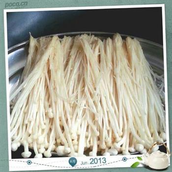 豆腐金针菇鲫鱼汤怎么做，豆腐金针菇鲫鱼汤怎么做好吃，豆腐金针菇鲫鱼汤做法