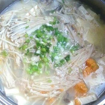 豆腐金针菇鲫鱼汤怎么做，豆腐金针菇鲫鱼汤怎么做好吃，豆腐金针菇鲫鱼汤做法