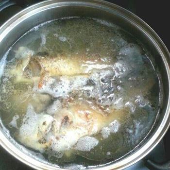 豆腐金针菇鲫鱼汤怎么做，豆腐金针菇鲫鱼汤怎么做好吃，豆腐金针菇鲫鱼汤做法
