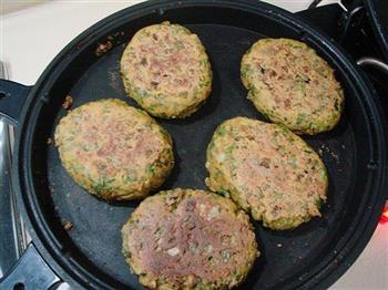 蔬菜贴饼子怎么做，蔬菜贴饼子怎么做好吃，蔬菜贴饼子做法