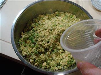 蔬菜贴饼子怎么做，蔬菜贴饼子怎么做好吃，蔬菜贴饼子做法