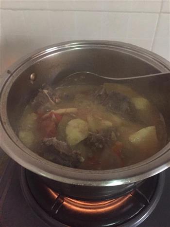 番茄土豆牛骨汤怎么做，番茄土豆牛骨汤怎么做好吃，番茄土豆牛骨汤做法