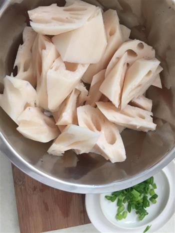 大骨头藕汤怎么做，大骨头藕汤怎么做好吃，大骨头藕汤做法