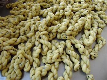 黑芝麻小麻花怎么做，黑芝麻小麻花怎么做好吃，黑芝麻小麻花做法