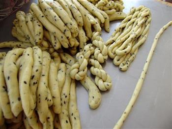 黑芝麻小麻花怎么做，黑芝麻小麻花怎么做好吃，黑芝麻小麻花做法
