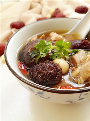温补香菇鸡汤怎么做，温补香菇鸡汤怎么做好吃，温补香菇鸡汤做法