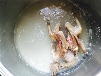 松茸炖乳鸽怎么做，松茸炖乳鸽怎么做好吃，松茸炖乳鸽做法