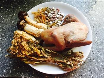 松茸炖乳鸽怎么做，松茸炖乳鸽怎么做好吃，松茸炖乳鸽做法