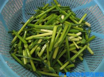 墨鱼仔韭菜花怎么做，墨鱼仔韭菜花怎么做好吃，墨鱼仔韭菜花做法