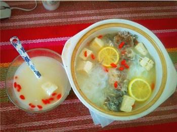 柠檬鲫鱼豆腐粉丝煲怎么做，柠檬鲫鱼豆腐粉丝煲怎么做好吃，柠檬鲫鱼豆腐粉丝煲做法
