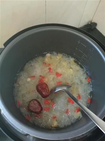 银耳莲子枸杞汤怎么做，银耳莲子枸杞汤怎么做好吃，银耳莲子枸杞汤做法