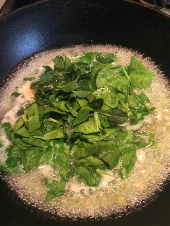 西餐-豌豆菠菜汤怎么做，西餐-豌豆菠菜汤怎么做好吃，西餐-豌豆菠菜汤做法