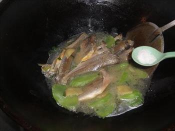 莴笋烧小黄鱼怎么做，莴笋烧小黄鱼怎么做好吃，莴笋烧小黄鱼做法