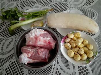 莲藕大骨汤怎么做，莲藕大骨汤怎么做好吃，莲藕大骨汤做法