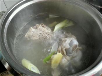 莲藕大骨汤怎么做，莲藕大骨汤怎么做好吃，莲藕大骨汤做法