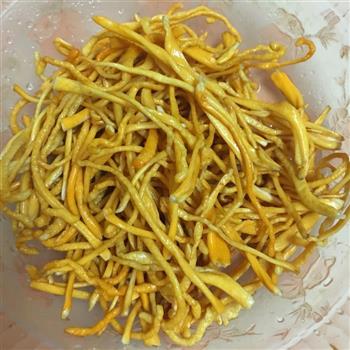 龙骨煲虫草花怎么做，龙骨煲虫草花怎么做好吃，龙骨煲虫草花做法